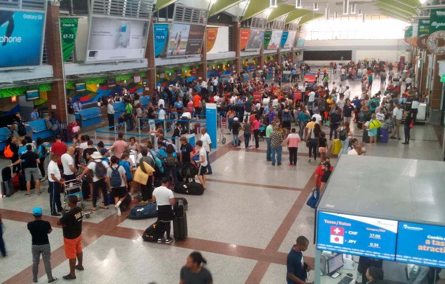 Levantan restricciones a viajeros de Brasil y Reino Unido; se mantienen para la India y Sudáfrica 