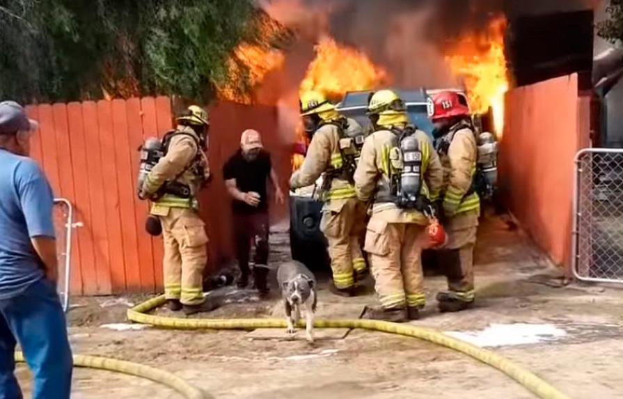 La foto de un grupo de bomberos en EEUU ante una casa en llamas se hace viral