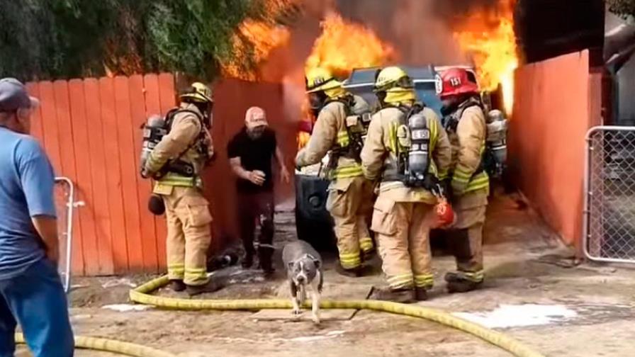 La foto de un grupo de bomberos en EEUU ante una casa en llamas se hace viral