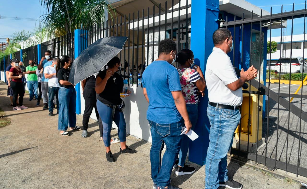 Personas hacen fila para poder realizarse una PCR en el Ministerio de Salud Pública.