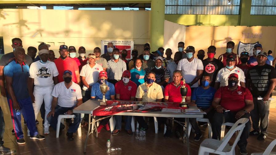 Dirigentes de ligas de Santo Domingo Este apoyan gestión del comisionado Quilvio Veras Dirigentes de ligas de Santo Domingo Este apoyan gestión del comisionado Quilvio Veras