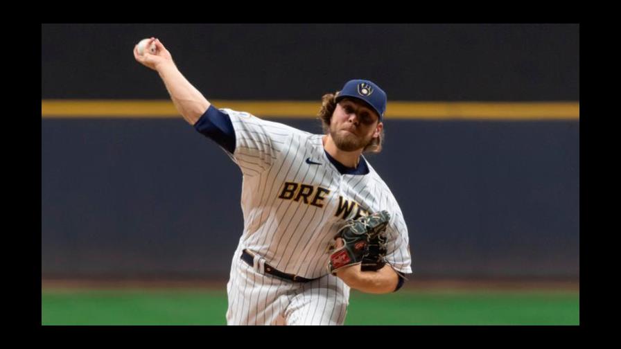 Corbin Burnes y Robbie Ray ganan premios Cy Young