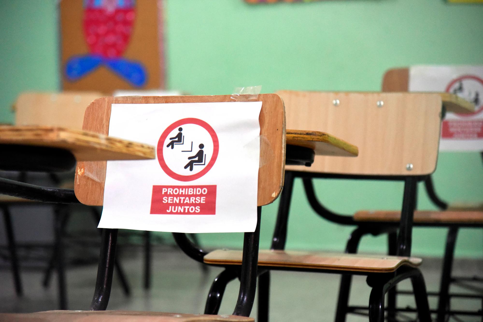 El distanciamiento que separa a a los estudiantes es una butaca en la que se prohíbe sentarse.