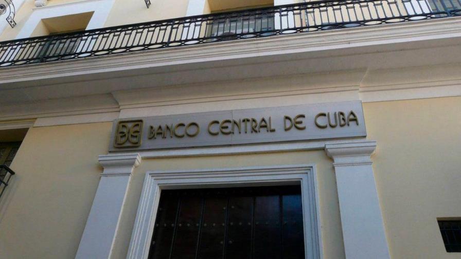 Cuba suspende depósitos en efectivo en dólares estadounidenses