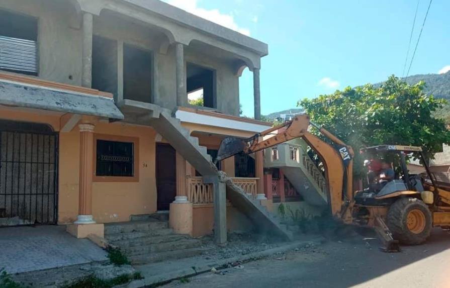 Alcaldía de Puerto Plata destruye construcción que ocupaba la acera