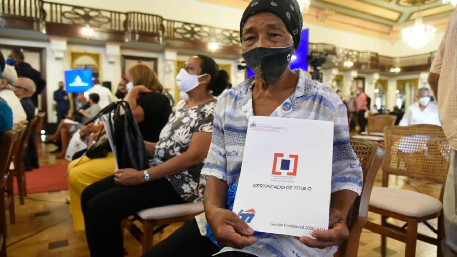Residentes del Gran Santo Domingo reciben títulos de propiedad 