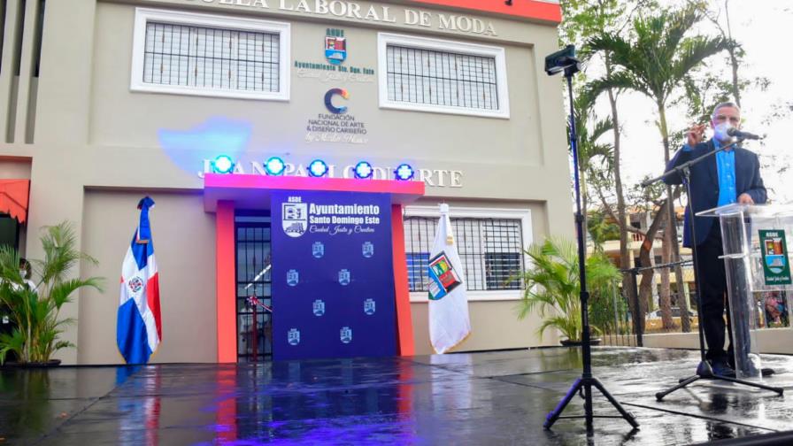 Alcaldía de SDE inaugura academia de diseño, costura y arte que dirigirá Martín Polanco 