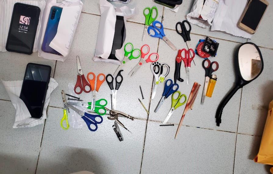 Incautan preservativos, clavos, tijeras y celulares a estudiantes en liceo de Bonao