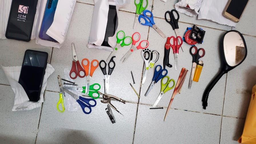 Incautan preservativos, clavos, tijeras y celulares a estudiantes en liceo de Bonao Incautan preservativos, clavos, tijeras y celulares a estudiantes en liceo de Bonao