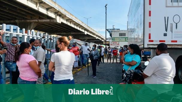 cebolla Difuminar Restringido Decenas acuden a vacunarse en el parqueo de Plaza Lama de la Máximo Gómez -  Diario Libre