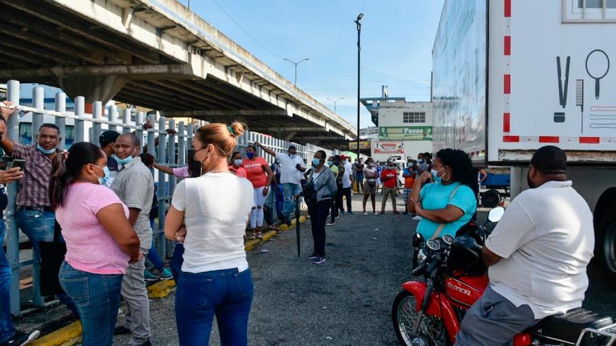 Decenas acuden a vacunarse en el parqueo de Plaza Lama de la Máximo Gómez 