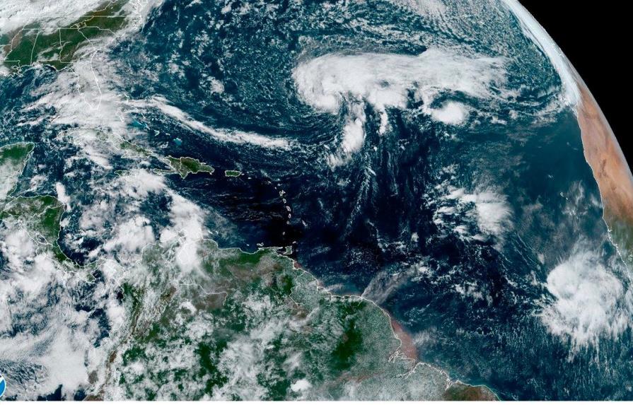 El huracán Epsilon pasa cerca de las islas Bermudas rumbo al noroeste