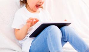 Una niña se cuela en una reunión de trabajo por Zoom de su padre y revela un secreto familiar