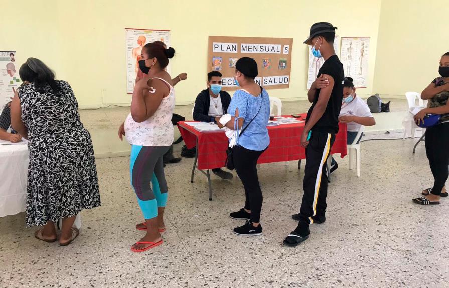 Minerd y Salud Pública habilitan puestos de vacunación para familias de estudiantes en Santiago