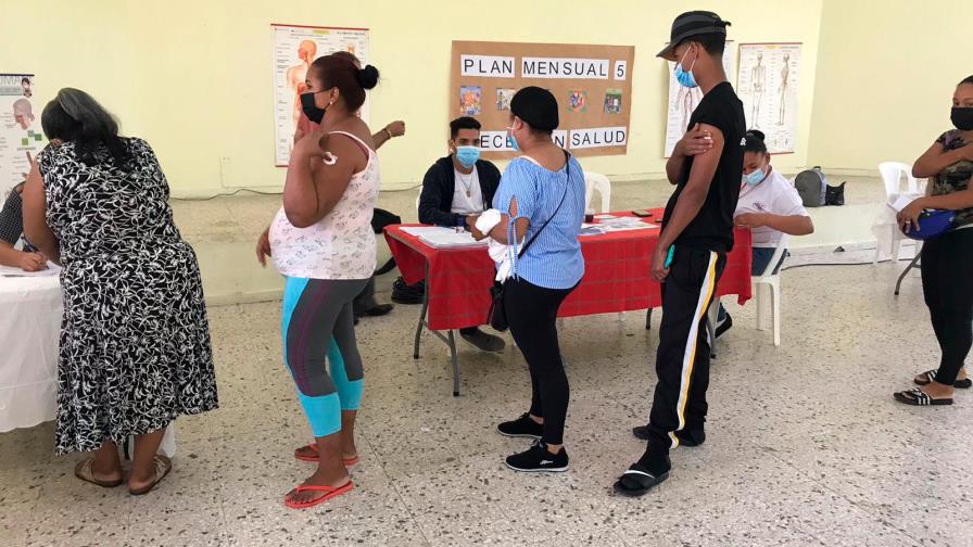 Minerd y Salud Pública habilitan puestos de vacunación para familias de estudiantes en Santiago Minerd y Salud Pública habilitan puestos de vacunación para familias de estudiantes en Santiago
