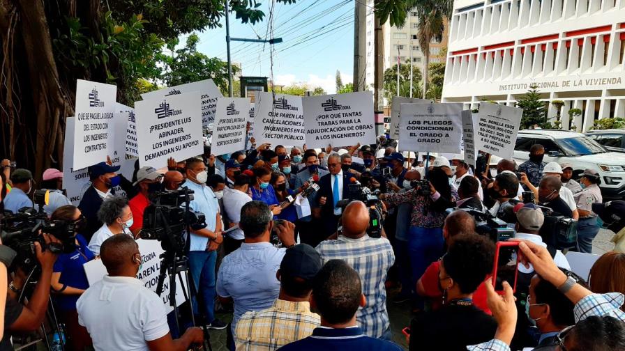Ingenieros y arquitectos protestan frente al INVI para que los incluyan en sorteos de obras