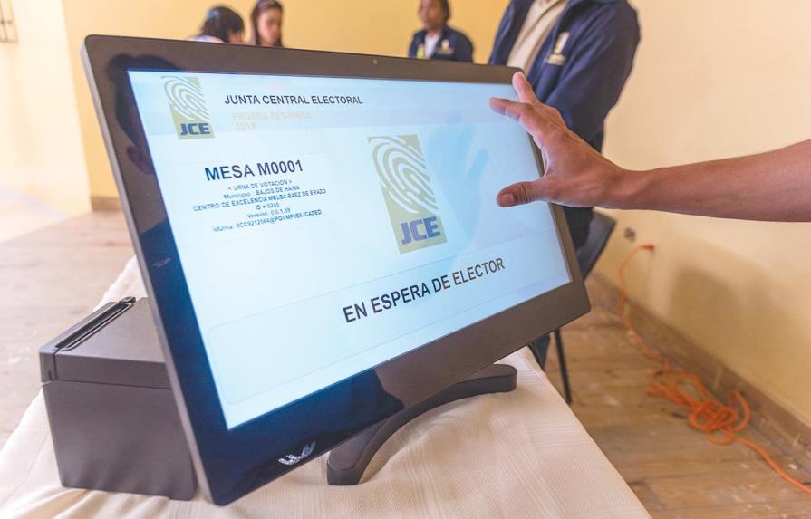 La JCE dice simulacro de votación automatizada fue efectivo un 98%
