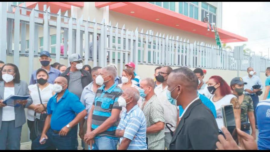 Funcionarios acaparan puestos para sus familiares; perremeístas fuera gobierno 