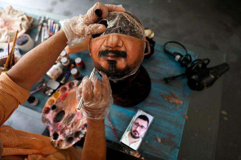 Artista brasileño pinta mascarillas para quienes quieren mostrar el rostro