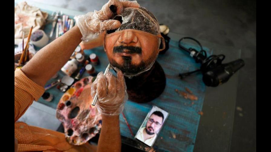 Artista brasileño pinta mascarillas para quienes quieren mostrar el rostro