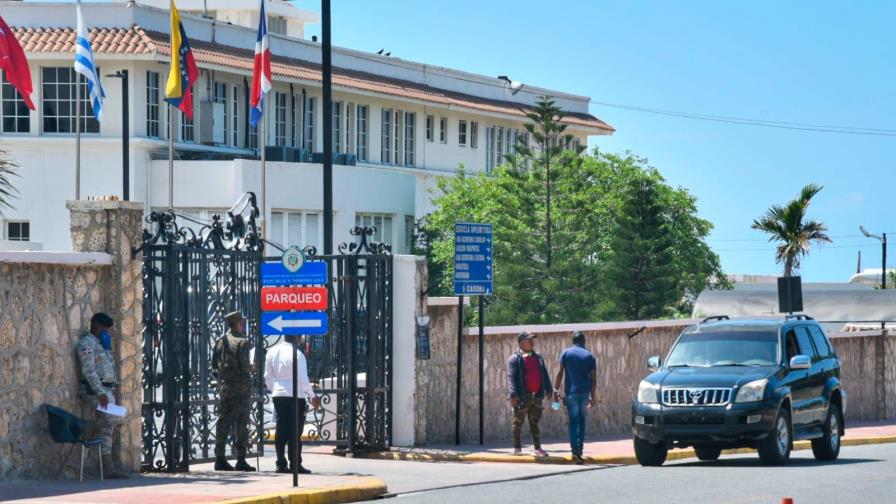 Bajo estrictas medidas de seguridad se desarrolla la reunión del presidente Abinader con ministros Bajo estrictas medidas de seguridad se desarrolla la reunión del presidente Abinader con ministros