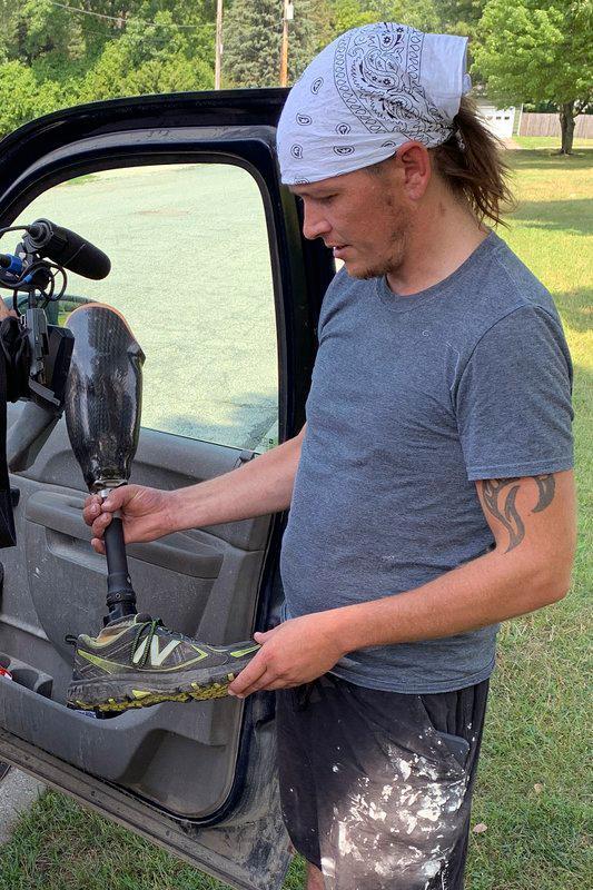 Agricultor devuelve pierna protésica que un paracaidista perdió durante un salto