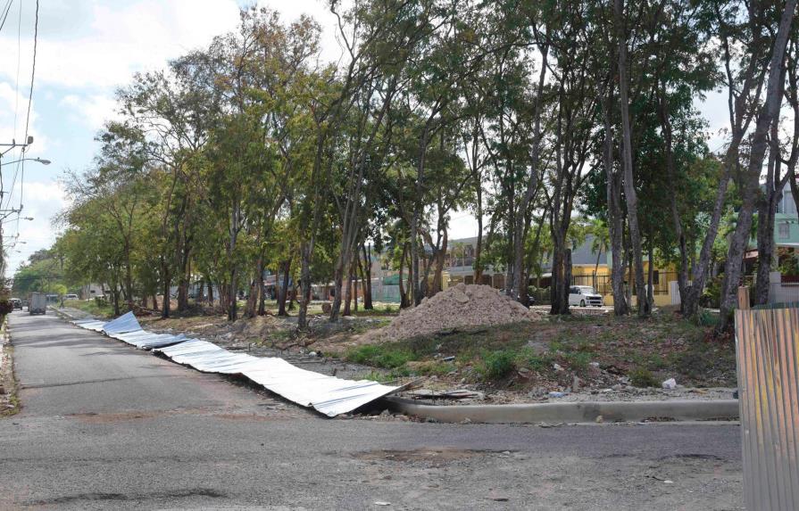 Comunitarios tumban cerco en parque de Villa Carmen