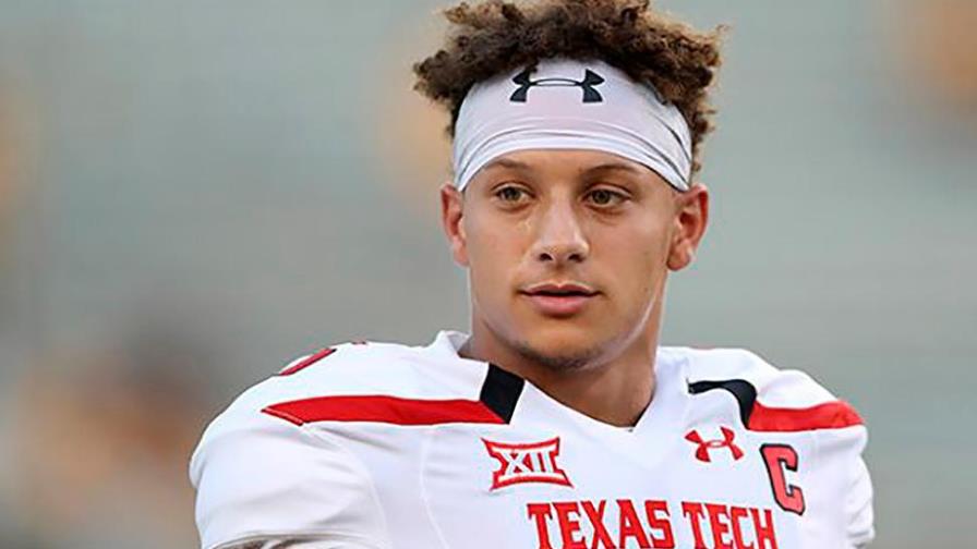 El pacto de US$503 millones de Patrick Mahomes Jr., le garantizad menos dinero que a 16 peloteros activos