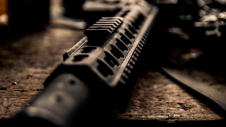 Dos adolescentes de 12 y 14 años disparan con armas largas a policías en Florida