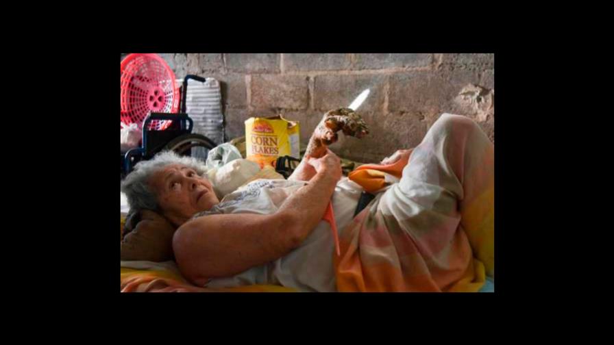 Salud Pública y Conape asisten a señora de 73 años que necesita ayuda médica
