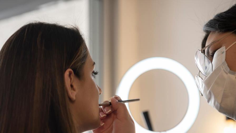 Consejos para maquillar tus labios y no manchar la mascarilla