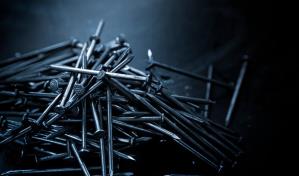 A un paciente le extrajeron un kilo de clavos y tornillos del estómago