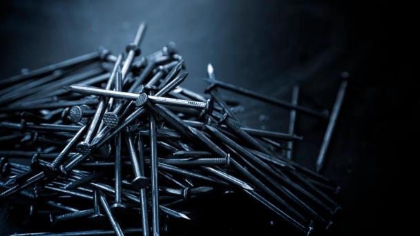 A un paciente le extrajeron un kilo de clavos y tornillos del estómago