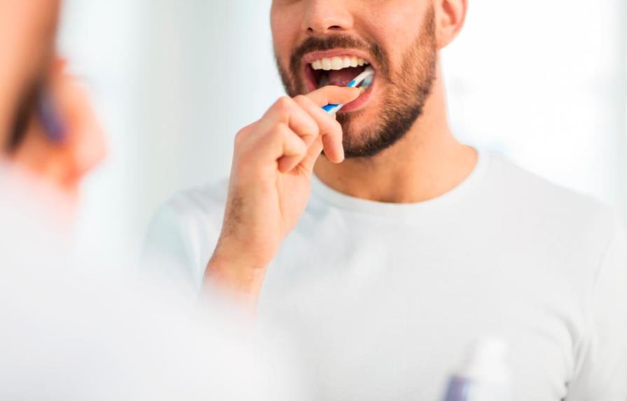 Esto indica que te estás cepillando los dientes con mucha fuerza