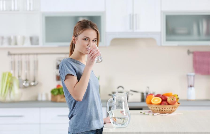 ¿Por qué es saludable beber agua en ayunas?