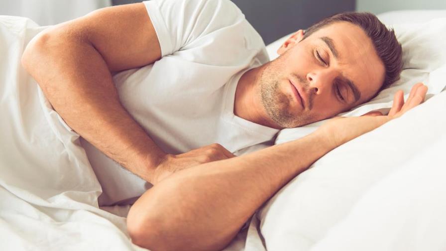 Varias razones por las que debes dormir del lado izquierdo
