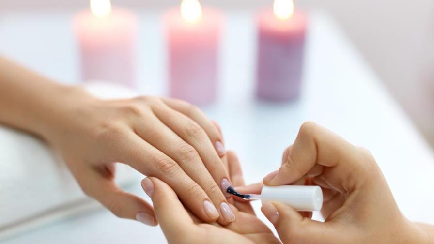 Así puedes quitar tu esmalte de uñas de la ropa