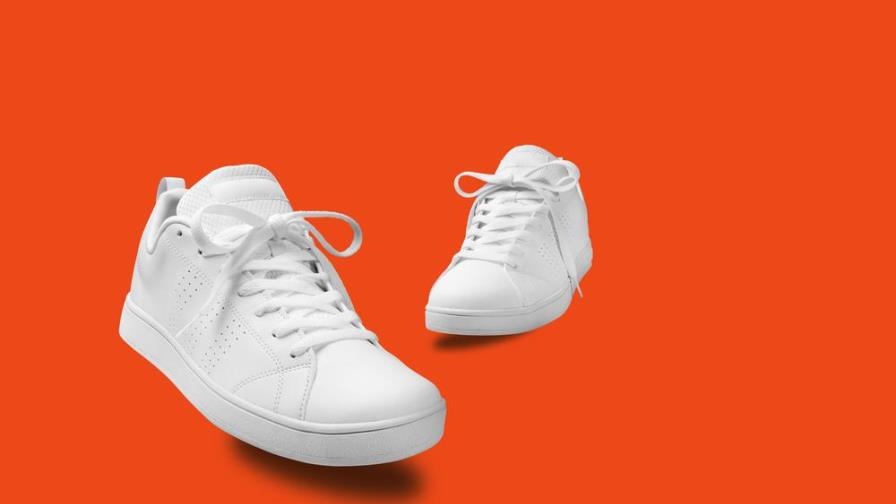 Así puedes dejar como nuevos tus tenis blancos