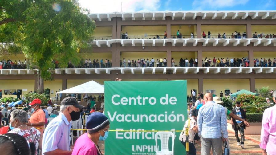 Abarrotan la Unphu para recibir segunda dosis contra el COVID-19 
