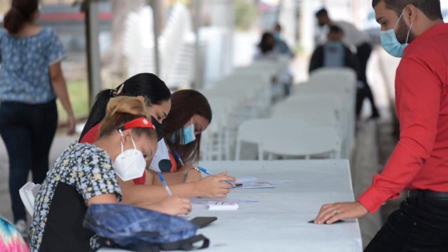 En Santiago inician vacunación contra COVID-19 entre mayores de 18 años