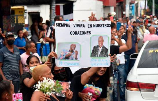 Cientos de personas despiden a Johnny Ventura en Villa Juana. (NEIL CRUZ / DIARIO LIBRE)