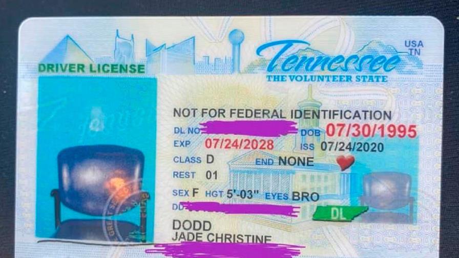 Mujer recibe su licencia de manejo con una foto de una silla vacía