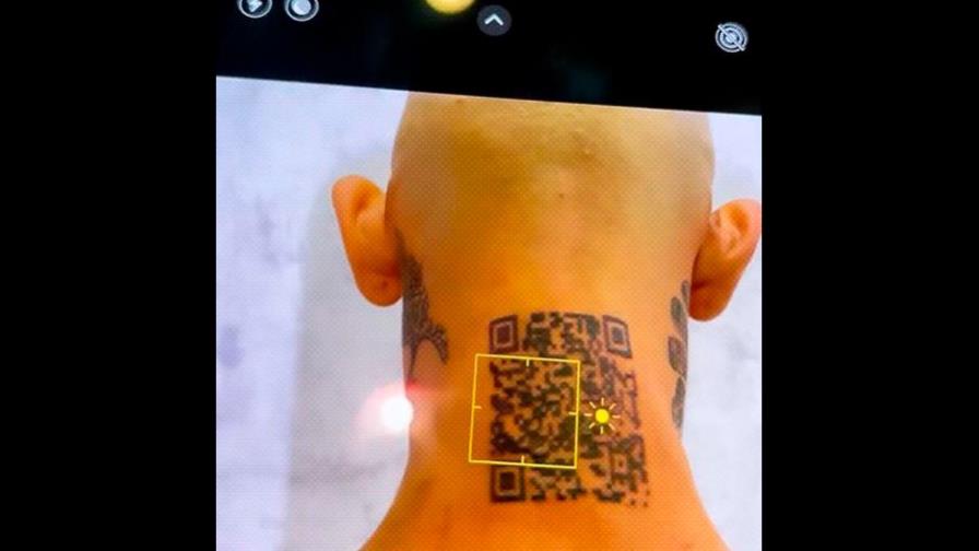 Un influencer colombiano se tatúa en la nuca el código QR de Instagram