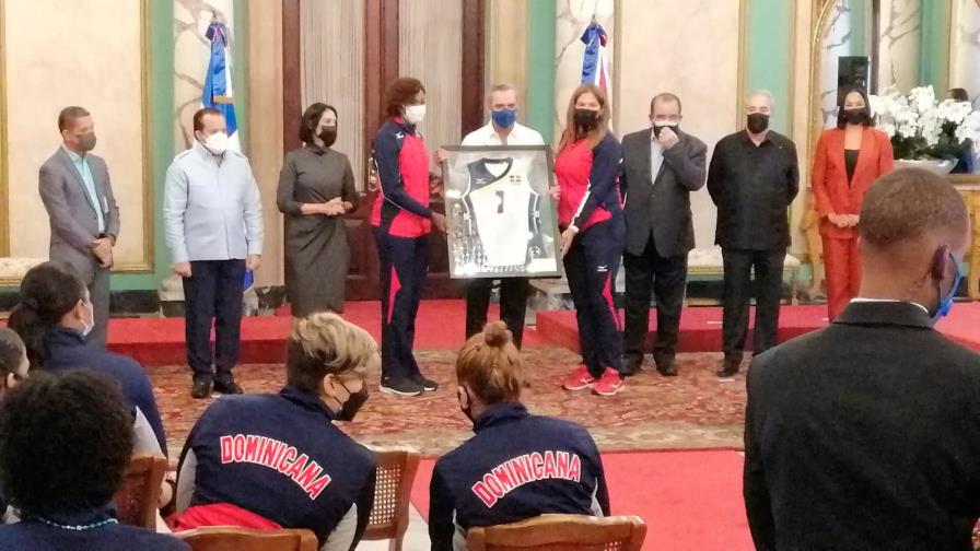 Abinader despide a las Reinas del Caribe antes de partir a Italia