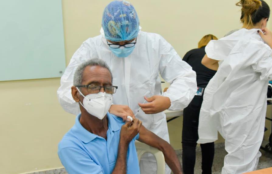 Centro de vacunación de la PUCMM Santo Domingo se encuentra a su máxima capacidad este martes