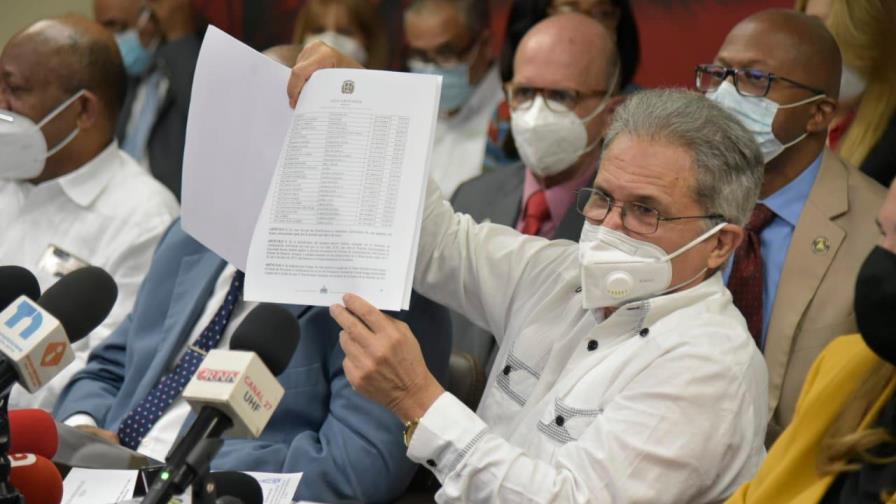 Pensionan a 1,257 médicos con el 100 % de sus salarios