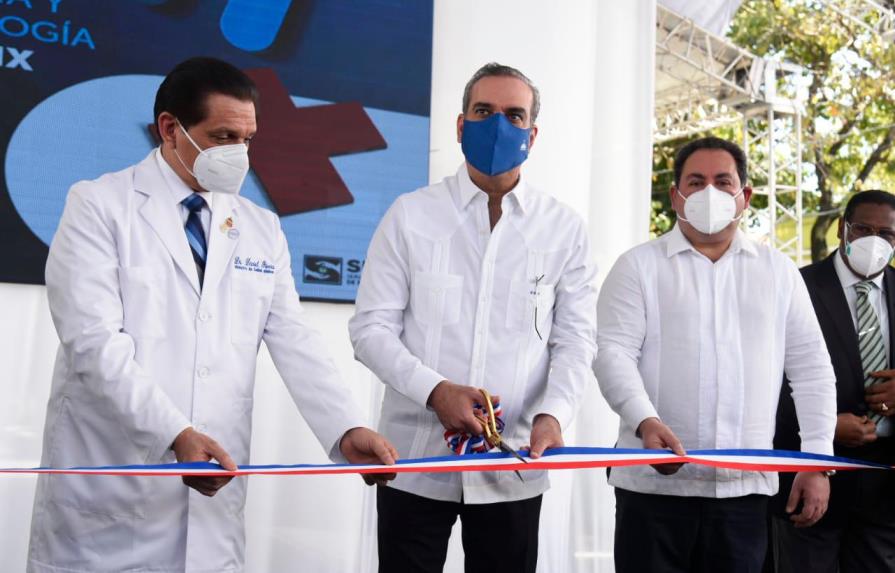 Abinader entrega áreas de emergencia y odontología remodeladas de hospital en Villa Consuelo