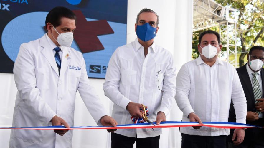 Abinader entrega áreas de emergencia y odontología remodeladas de hospital en Villa Consuelo
