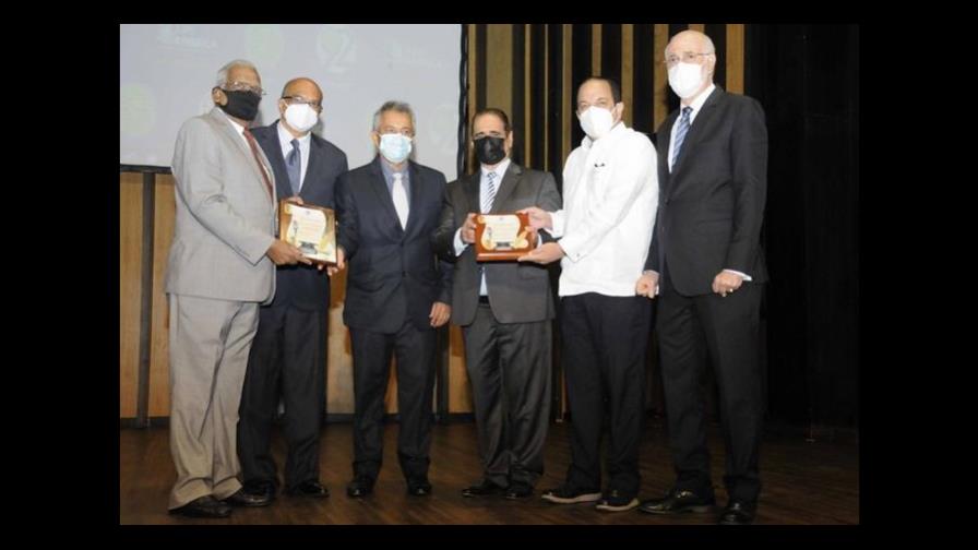 Reconocen con el Premio Abelardo Raidi a Roosevelt Comarazamy y Héctor J. Cruz