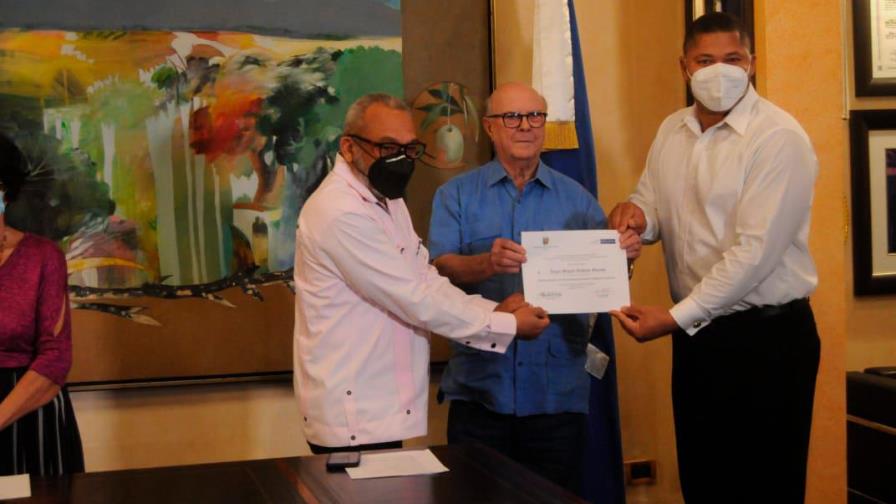 Hipólito Mejía encabeza graduación del instituto José Francisco Peña Gómez